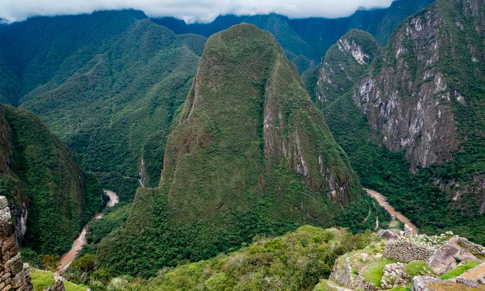 vista panoramica de la Montaña de Putucusi desde Machu Picchu