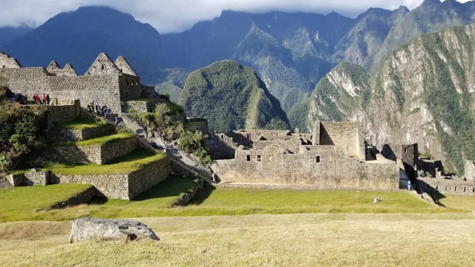 vista frontal del Acllahuasi o casa de las escogidas en Machu Picchu