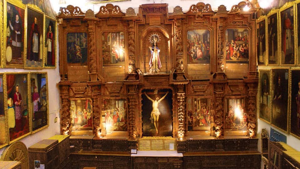 Altar mayor de la sacristía de la catedral del cusco