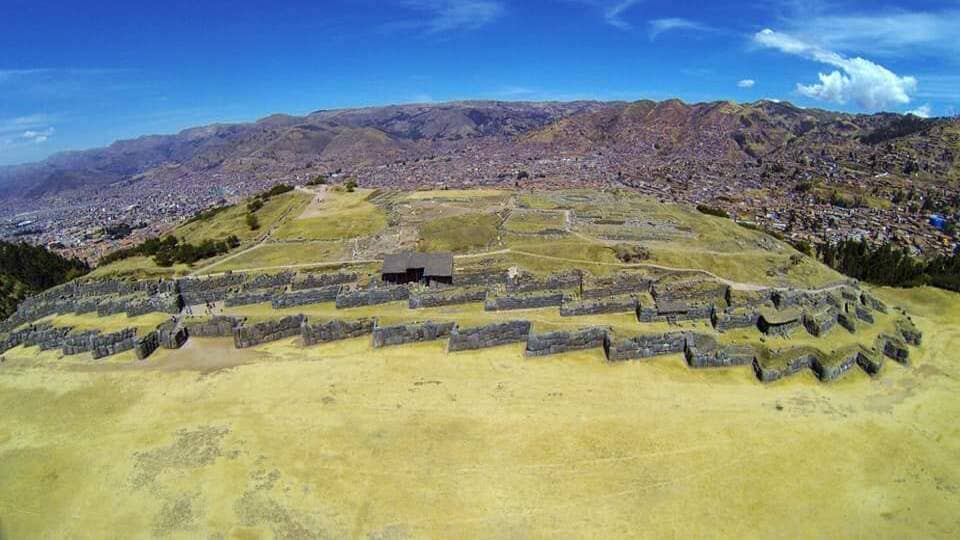 Vista general de los baluarates en Saqsaywaman.