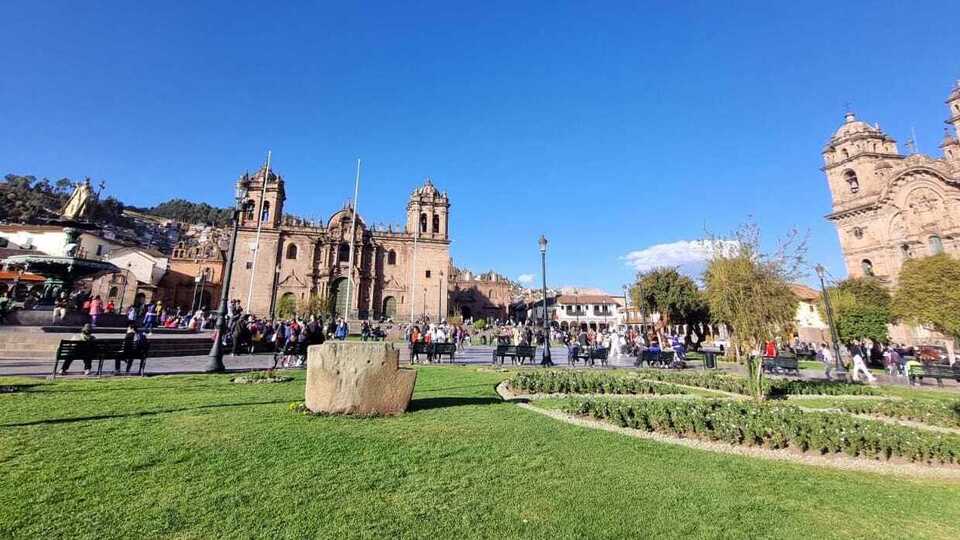 Vista frontal de la Catedral del Cusco.