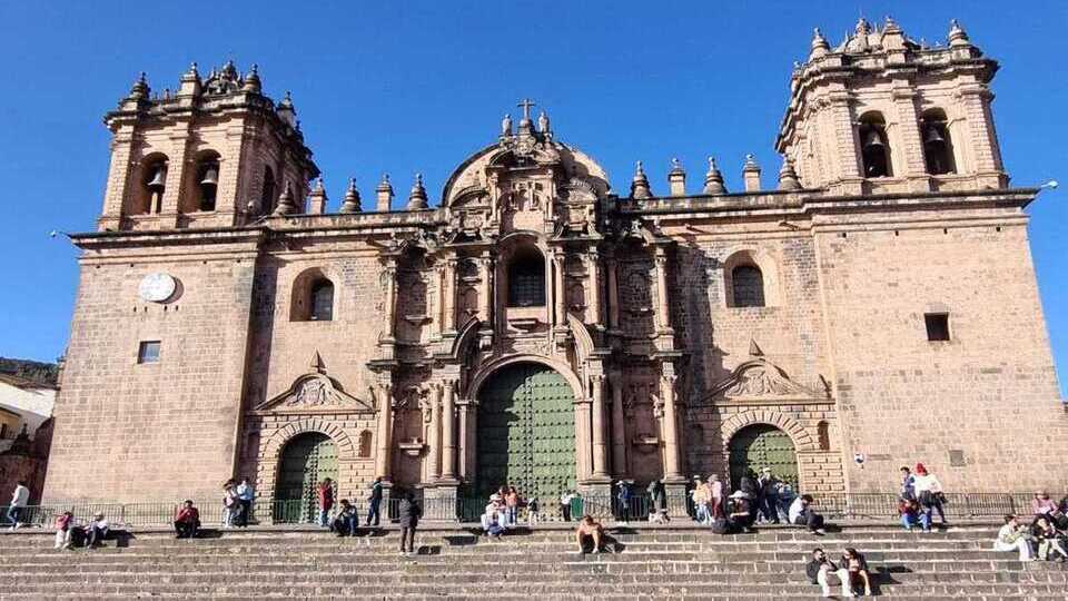 Vista frontal de la catedral del Cusco.