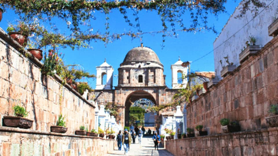 Interior del cementerio de Almudena en Cusco.