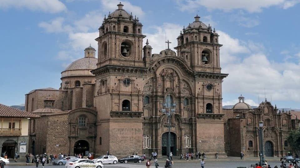 Vista frontal de la iglesia Compañía de Jesús.