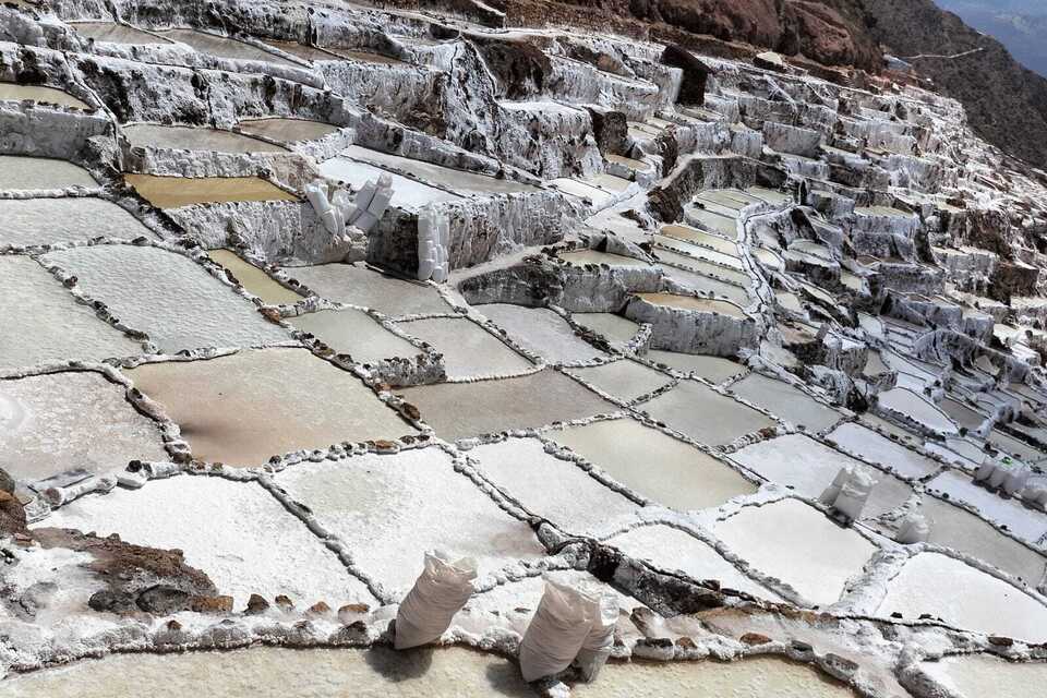 Pozas de sal en la época seca de Maras