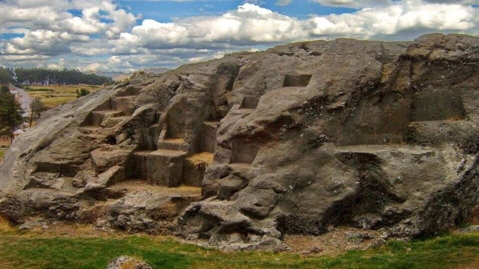 Asientos tallados en el afloramiento rocoso de Saqsaywaman.