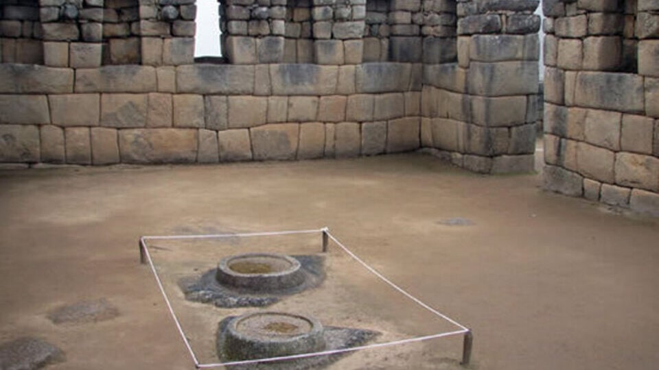vista interna del recinto que muestras los espejos de agua en Machu Picchu