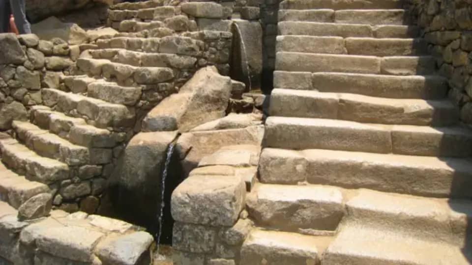 vista frontal de dos fuentes o pacchas de agua en Machu Picchu