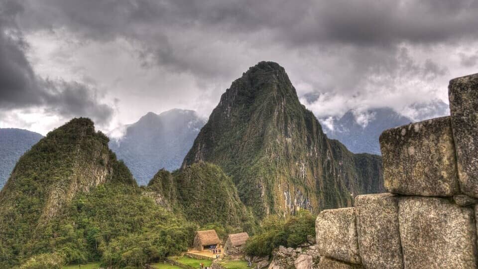 vista de Huchuy Picchu desde la parte alta de una plataforma