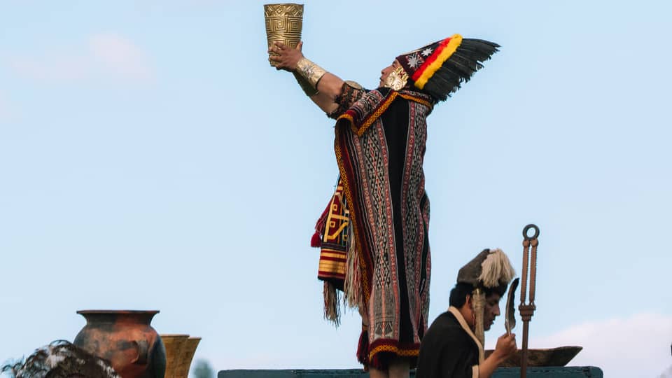 Inca ofrendando al dios sol un vaso de chica de jora, bebida sagrada para los incas.