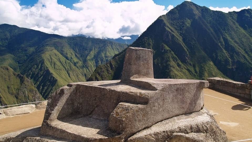 vista frontal del intihuatana en Machu Picchu
