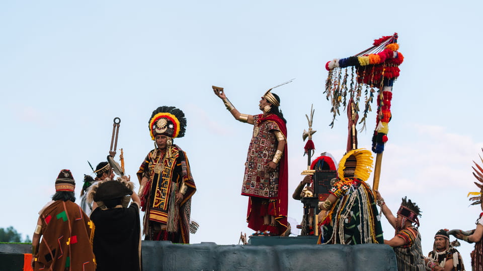 Ofrenda al dios sol durante el Inti Raymi en la explanada de Sacsawaman.