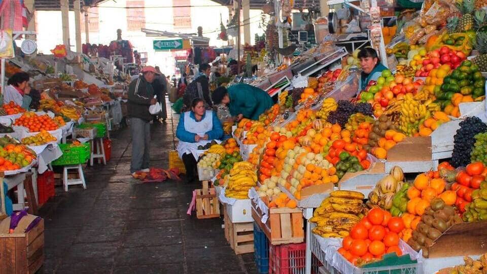 Puesto de frutas en el interior del mercado San Pedro Cusco.