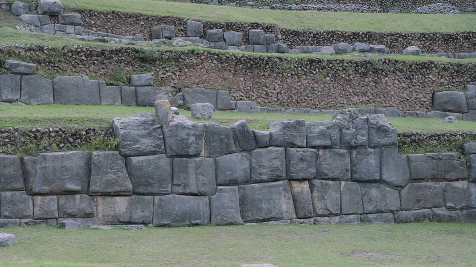 Vista de muros de contención de piedra en Saqsaywaman.