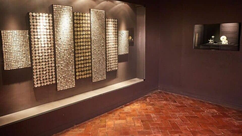 Muestra de lentejuelas de oro, plata y cobre dentro del museo de arte Precolombino.
