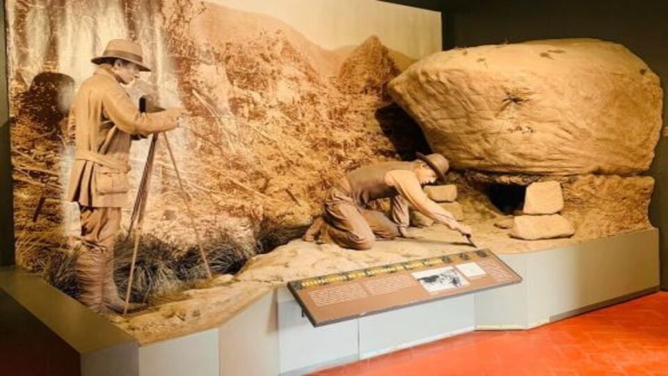 Representación de la excavación de Hiram Bingham III en Machu Picchu.