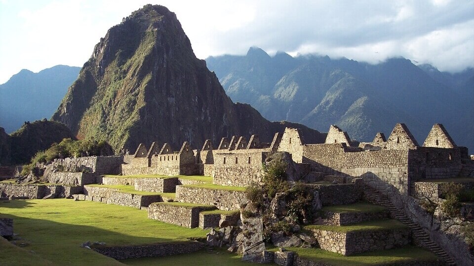 vista lateral de la plaza principal en Machu Picchu