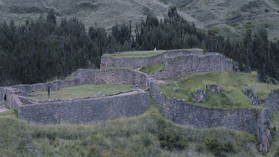Vista de los muros perimétricos de Puka Pukara.