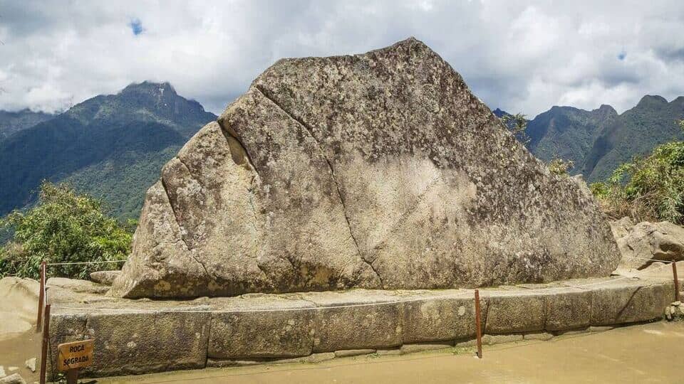 vista frontal de la roca sagrada en Machu Picchu