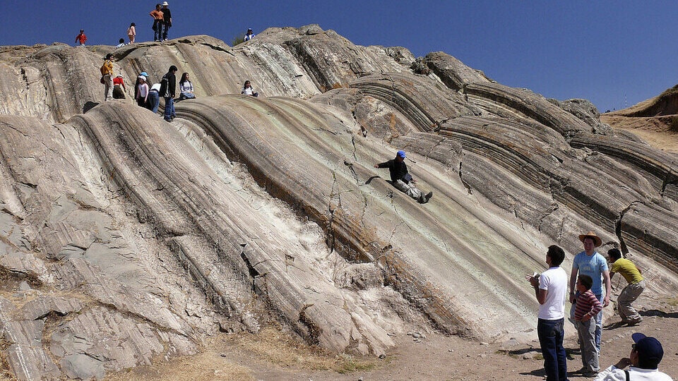 Resbaladero de piedra de la época inca.