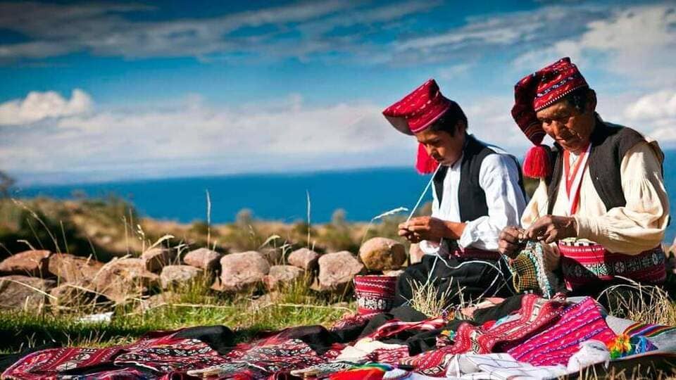 Expertos tejedores en la isla Taquile