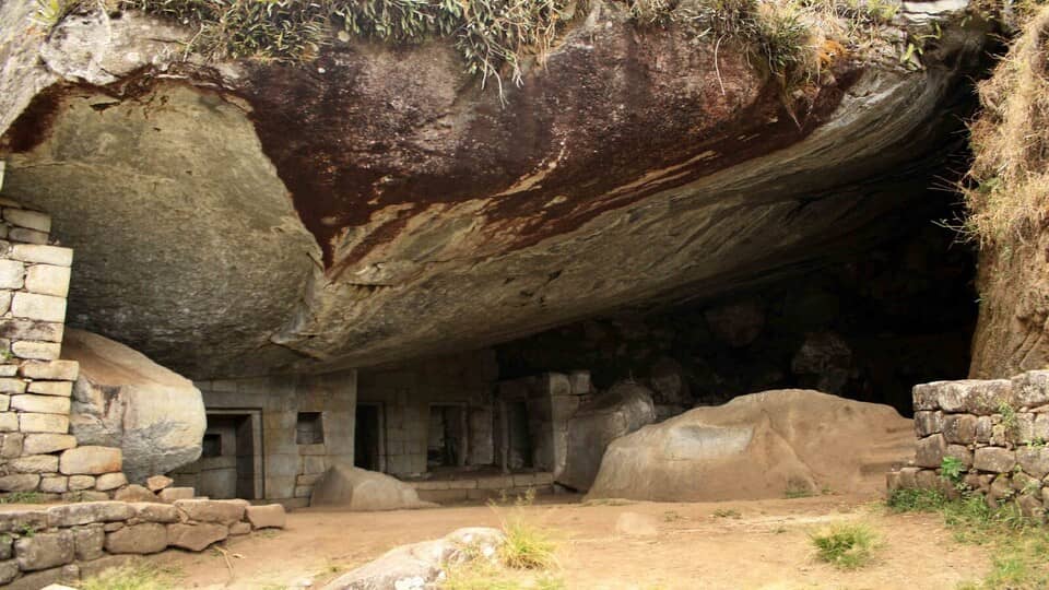 vista del templo de la luna o gran caverna en Machu Picchu