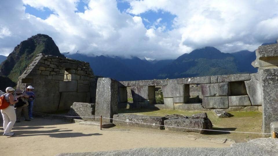 Vista frontal del templo de las tres ventanas en Machu Picchu