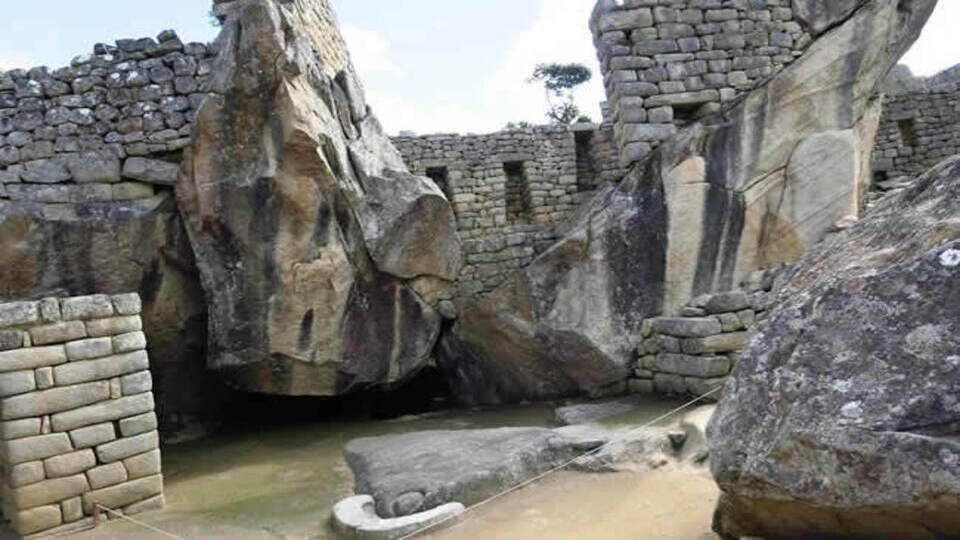 vista panorámica del templo del cóndor en Machu Picchu