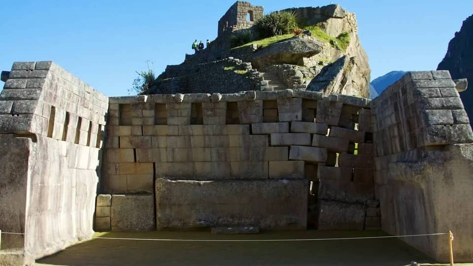 vista frontal del templo principal en Machu Pícchu